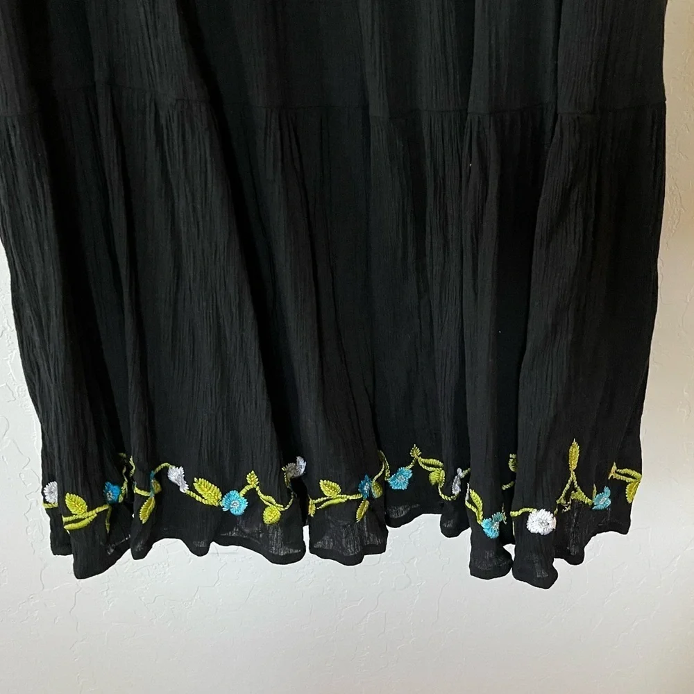 West End|Black tiered maxi skirt in cotton w beautiful floral embroidered detail
